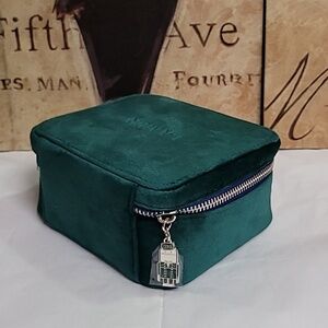 La Mer Emerald Velvet Travel Jewelry Case Limited Edition 2023 Holiday